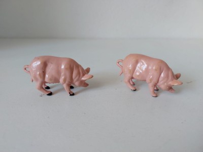 ** Lot 2 porci / purcei figurine plastic 5x3cm foto