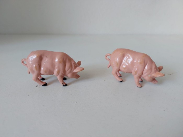 ** Lot 2 porci / purcei figurine plastic 5x3cm