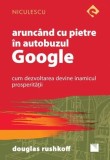 Arunc&acirc;nd cu pietre &icirc;n autobuzul Google