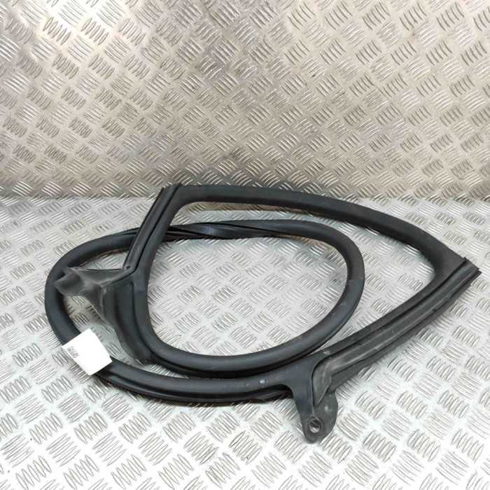 Garnitura ușă dreapta spate AUDI E-TRON GT 2022 OEM: 4J3833722C