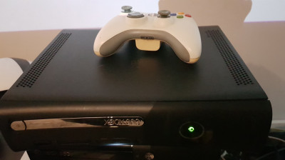 XBOX360 consola XBOX 360 slim + 3 jocuri Diablo 3, Gears of War, Assassin Creed foto