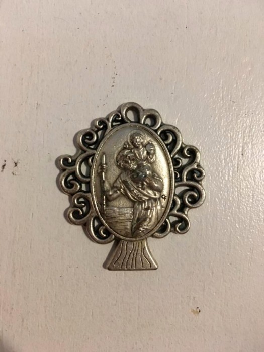 * Medalion de metal: copacul vietii cu Sfantul Cristofor, 4x3cm