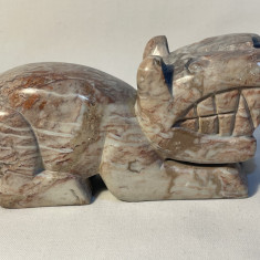 Sculptura animaliera din piatra semipretioasa, secolul 20