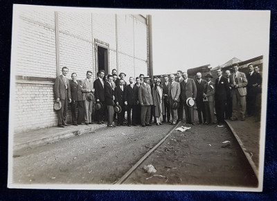 FOTOGRAFIE DE GRUP , DOMNUL MERCIER LA CENTRALA ELECTRICA DIN GENNEVIILIERS , PARIS , DATATA 1928 foto