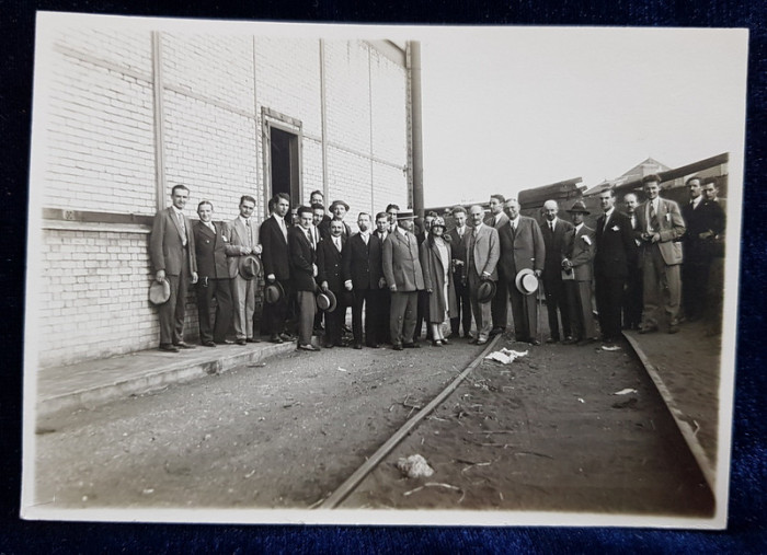 FOTOGRAFIE DE GRUP , DOMNUL MERCIER LA CENTRALA ELECTRICA DIN GENNEVIILIERS , PARIS , DATATA 1928