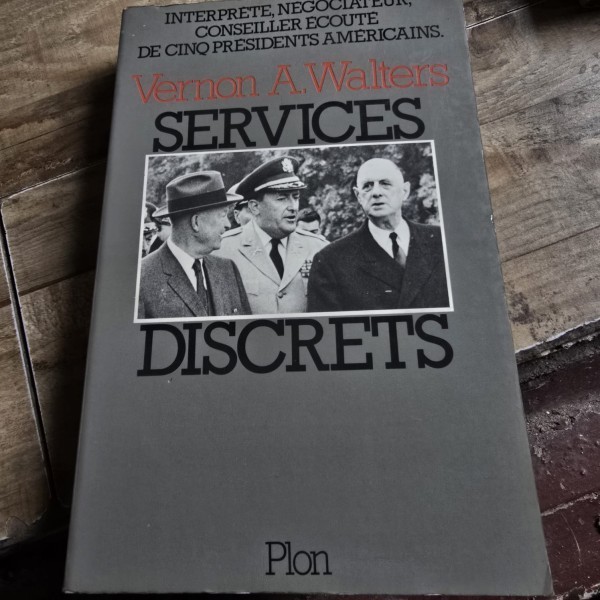 SERVICES DISCRETS - VERNON A. WALTERS (CARTE IN LIMBA FRANCEZA)