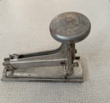 Capsator de birou vintage industrial, modelul &bdquo;Sphinx&rdquo; produs de compania germană Elastic A.G., dat&acirc;nd din perioada anilor 1930&ndash;1940