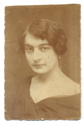 AD 1367 C. P.VECHE-DOAMNA IN TINUTA DE EPOCA-VERSURI CANTEC PE SPATE foto