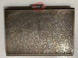 cca 1900 Cutie de argint pentru cărți de vizită 8x6 cm, 61 de grame, marcată 835S, funcționează perfect, gravată cu motive florale / vegetale