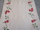 Traversa de masa fata de masa veche centru de masa din bumbac alb brodata floral rosu verde flori rosii Hemtex Suedia