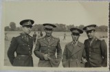 Fotografie tip carte postala, 4 militari la instructie, perioada interbelica