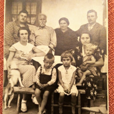 Fotografie de grup. In familie - Fotografie datata 1934