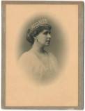 Regina Maria a Rom&acirc;niei, purt&acirc;nd tiara cu perle și diamante - fotografie lipită pe carton, de epocă (1921)