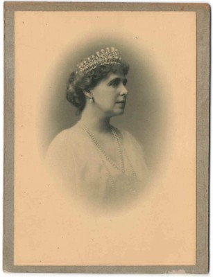 Regina Maria a Rom&amp;acirc;niei, purt&amp;acirc;nd tiara cu perle și diamante - fotografie lipită pe carton, de epocă (1921) foto