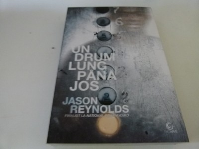 Un drum lung pina jos - Jason Reynolds foto