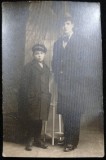 Fotografie tip Carte Postala, Barbat si baiat, 1931