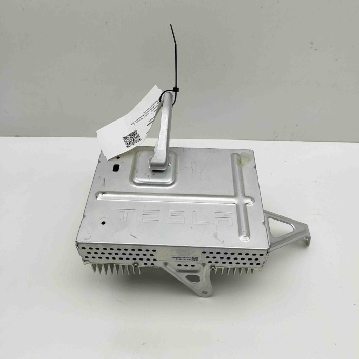 Amplificator de sunet TESLA MODEL 3 2019 OEM: 1079748-00-E