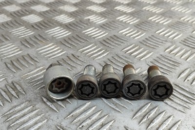 Set prezon antifurt AUDI A5 F53 2019 OEM: 4F0698139C | 31725523 foto