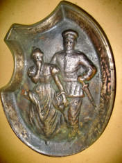 6305-Scrumiera veche Ofiter cu Doamna la plimbare bronz masiv anii 1900. foto