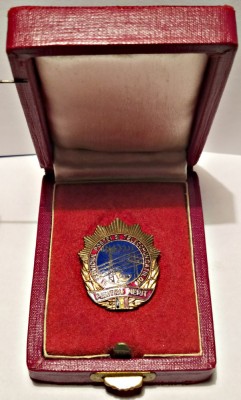 INSIGNA FRUNTAS PENTRU MERIT IN SERVICIUL POSTEI SI TELECOMUNICATIILOR IN CUTIE foto