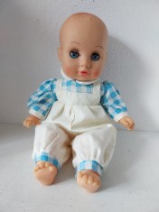 Papusa veche Aradeanca bebe bebelus, hainele originale, corp de material textil umplut, cap si membre de cauciuc, ochi mobili, 37cm