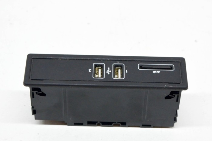 Port USB/AUX-In MERCEDES-BENZ C W205 2016 OEM: A2058200526 13856748