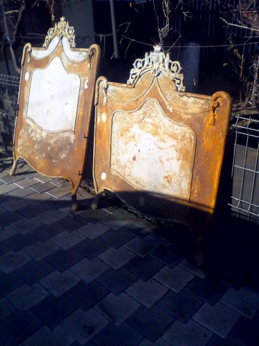 Vechi capete de pat metalice cu ornamente din Fonta