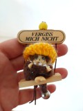 Maimutica Monchhichi mic, miniatura, clasic cu palarie si pe leagan cu agatatoare (kiki, moncicci, moncici) 3cm
