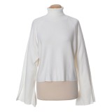 Pulover alb cu guler inalt si maneci evazate