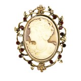 Brosa camee aurie model 1, in cutie de bijuterii