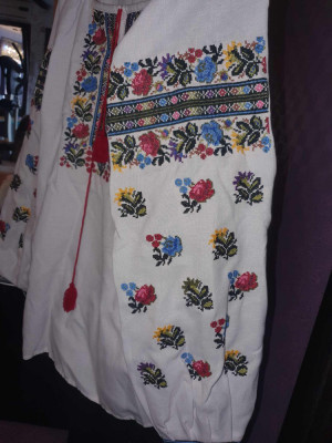 Bluza dama ie traditionala romaneasca cu motive florale, maneca lunga, marimea L foto