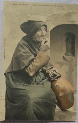 Carte postala, femeie varstnica care ia apa de la fantana, inceput de secol XX foto
