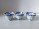 Set 3 cesti sake/ceai portelan China model bob de orez, translucid, decorate cu albastru,5.5cm inaltime x 7cm diametru