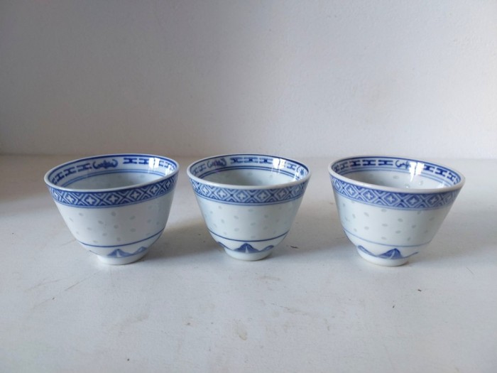 Set 3 cesti sake/ceai portelan China model bob de orez, translucid, decorate cu albastru,5.5cm inaltime x 7cm diametru