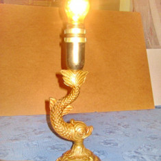 9656- Lampa masa Delfin bronz metal aurit stare foarte buna functionala.