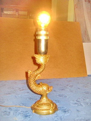 9656- Lampa masa Delfin bronz metal aurit stare foarte buna functionala. foto