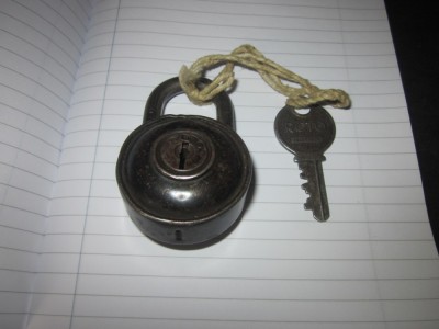 lacat vechi roto functionabil cu o cheie foto