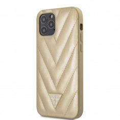 Husa Plastic - TPU Guess V Quilted pentru Apple iPhone 12 / Apple iPhone 12 Pro, Aurie GUHCP12MPUVQTMLBE