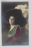 TANARA CU PALARIE TIVITA CU VIOLET , CARTE POSTALA CU CUSATURI DIN FIR DE MATASE , INCEPUTUL SEC. XX