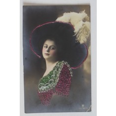TANARA CU PALARIE TIVITA CU VIOLET , CARTE POSTALA CU CUSATURI DIN FIR DE MATASE , INCEPUTUL SEC. XX