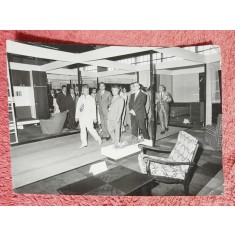 Fotografie, Nicolae Ceausescu in vizita la o expozitie de mobila