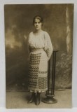 TARGOVISTE , FOTO - MODERN M. ZISSU , TANARA IN COSTUM POPULAR , POZAND IN STUDIO , FOTOGRAFIE FORMAT CARTE POSTALA , PERIOADA INTERBELICA
