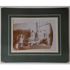 FOTOGRAFIE DE FAMILIE , AUTOR MAGHIAR NECUNOSCUT , CU PASPARTU , CCA. 1900