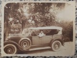 Domnisoara cu automobil de epoca, perioada interbelica// fotografie