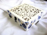 cutie lemn decorata cu flori albastre 50544