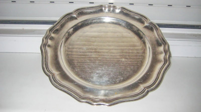 231A- Tava rotunda veche cu margini ondulate stil rococo din metal cromat. foto