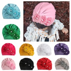 Caciulita tip turban cu floricele cu perlute (Marime Disponibila: 3-6 luni