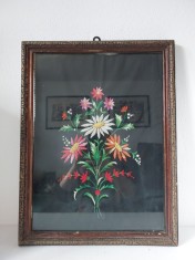 Tablou cu broderie Kalocsa, broderie ungureasca, in rama de lemn, sub sticla, repezentand un buchet de flori, 38x50cm, vintage