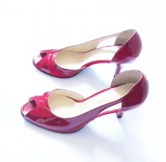 Pantofi de piele lacuita si piele intoarsa rosu cu toc subtire 39 foto