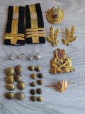 Lot &Icirc;nsemne Militare Rom&acirc;nești &ndash; Epoleți Navale / Marină, Insigne, Cuc Caschetă RSR și Nasturi de Colecție